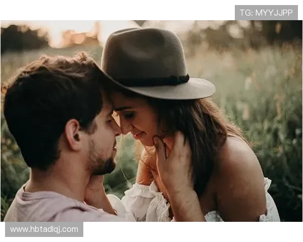 运动情侣头像展现足球明星魅力与甜蜜瞬间的完美结合